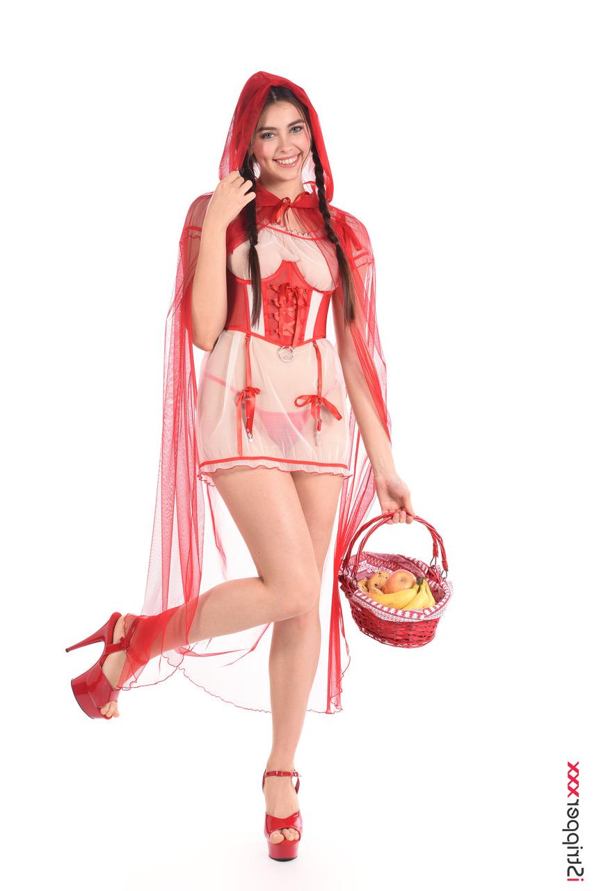 15P La hermosa Alissa Foxy se masturba después de quitarse el traje de cosplay