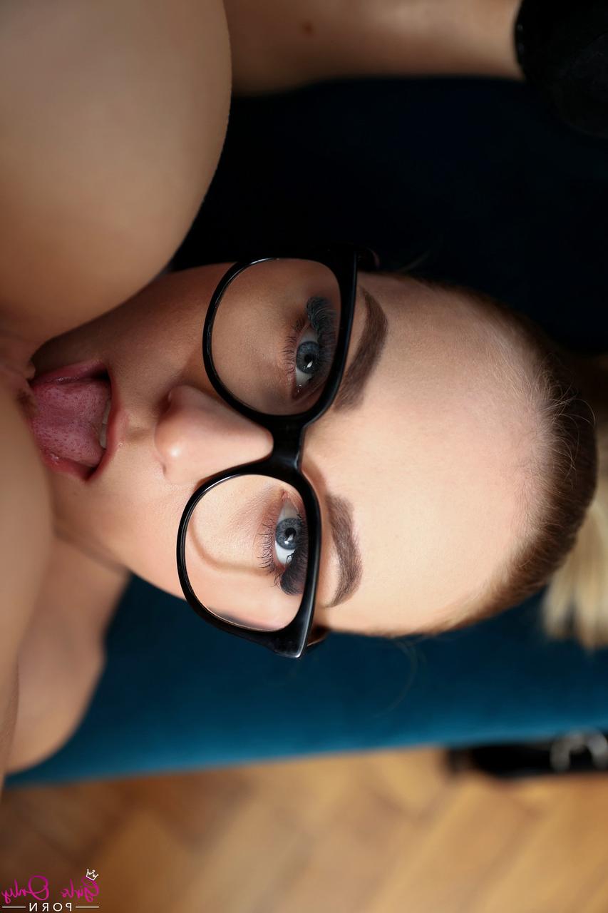 20P Las sexy empresarias checas Jenny Wild y Sybil se desnudan y follan en la oficina