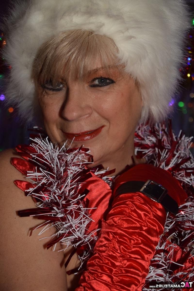 16P A loira idosa Dimonty exibe seus seios naturais enquanto usa lingerie de Natal