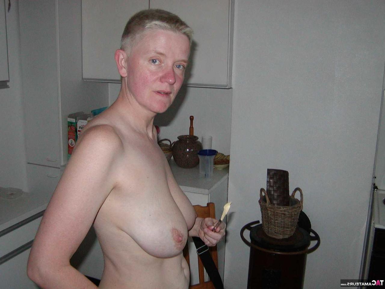 16P Die ältere Frau mit kurzen Haaren, Tiffany Pearl, zieht sich zu Hause ihren Hintern aus