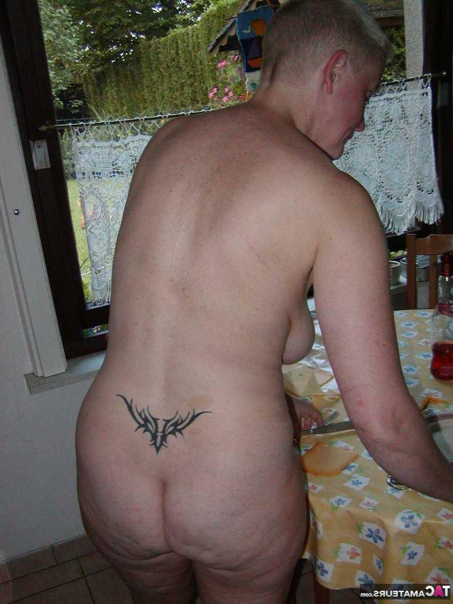 16P Die ältere Frau mit kurzen Haaren, Tiffany Pearl, zieht sich zu Hause ihren Hintern aus