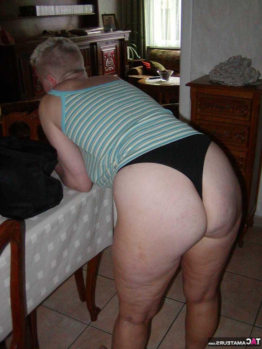 16P Die ältere Frau mit kurzen Haaren, Tiffany Pearl, zieht sich zu Hause ihren Hintern aus