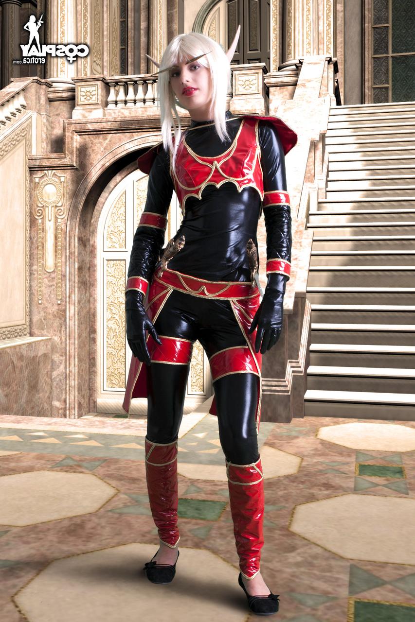 12P Loira platinada libera seus peitos e buceta de roupas de cosplay eróticas