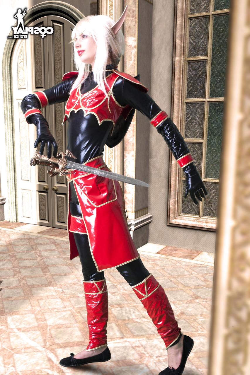 12P Loira platinada libera seus peitos e buceta de roupas de cosplay eróticas