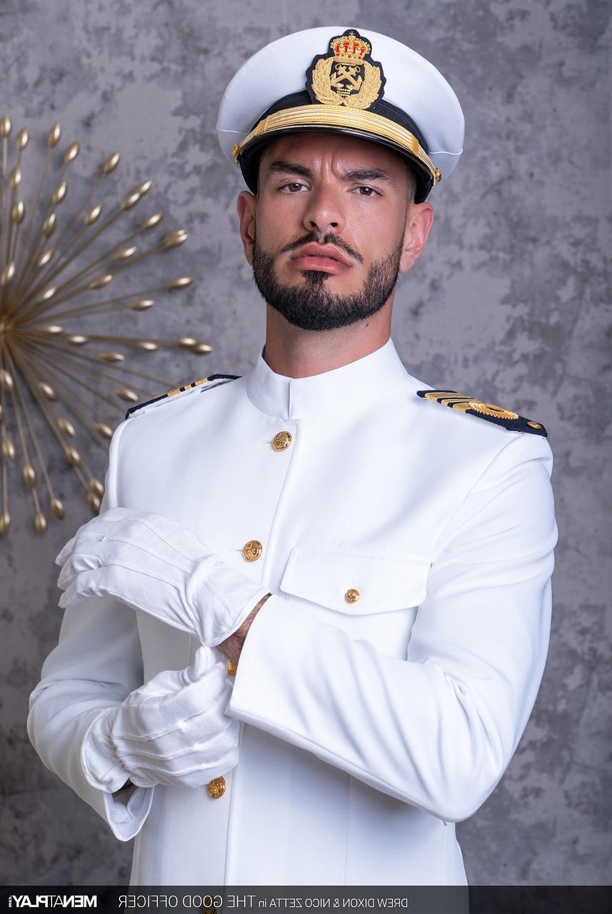 20P L'officier de marine gay Nico Zetta analyse un cul brûlant après l'avoir baisé