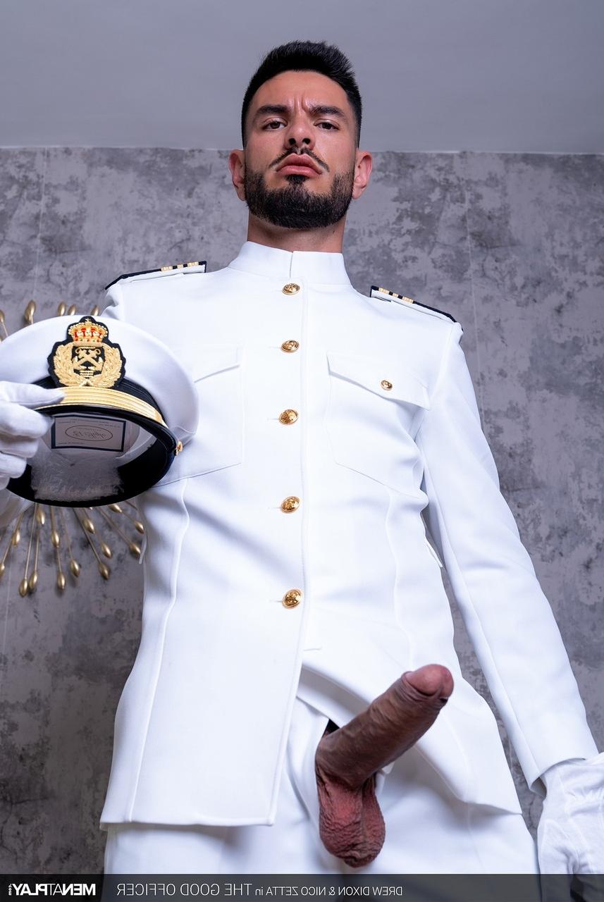 20P L'officier de marine gay Nico Zetta analyse un cul brûlant après l'avoir baisé