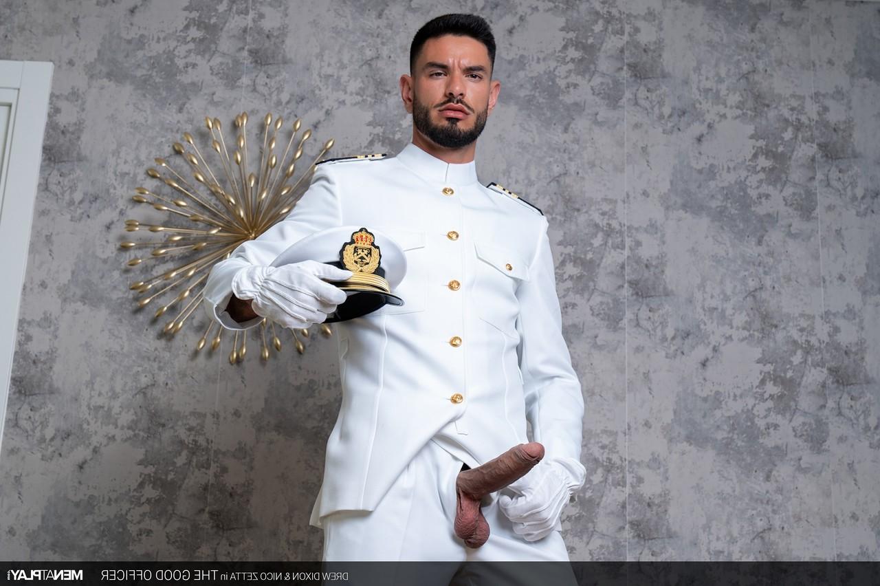 20P L'officier de marine gay Nico Zetta analyse un cul brûlant après l'avoir baisé