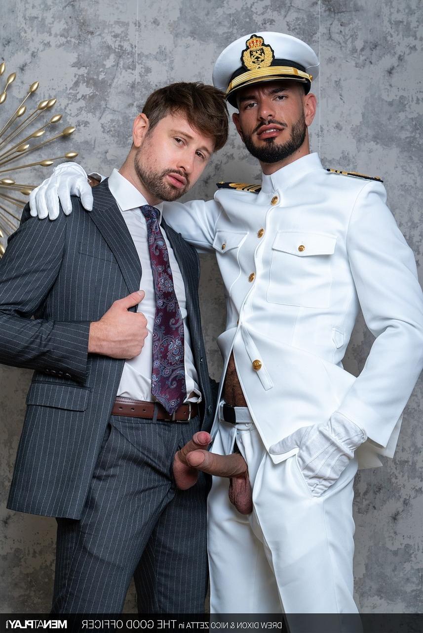 20P L'officier de marine gay Nico Zetta analyse un cul brûlant après l'avoir baisé