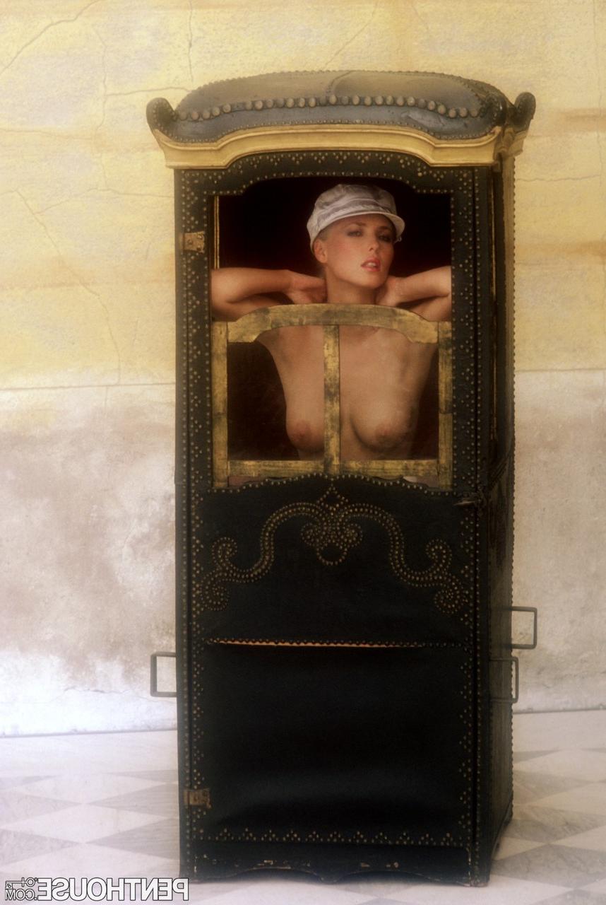 17P La MILF blonde Micky Honsa expose ses jolis seins et son trou d'amour poilu.