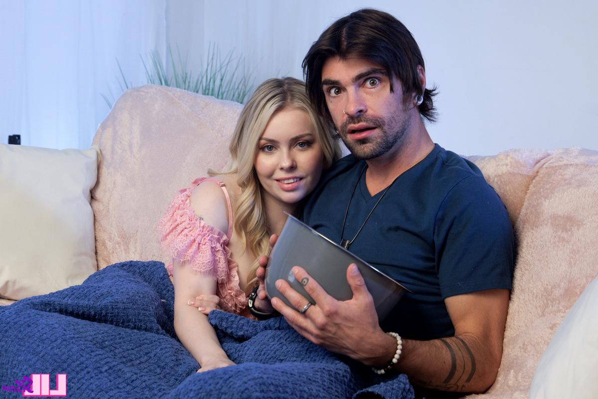 16P Das blonde Mädchen Lucky Fae hat am Filmabend Sex mit ihrem Stiefvater
