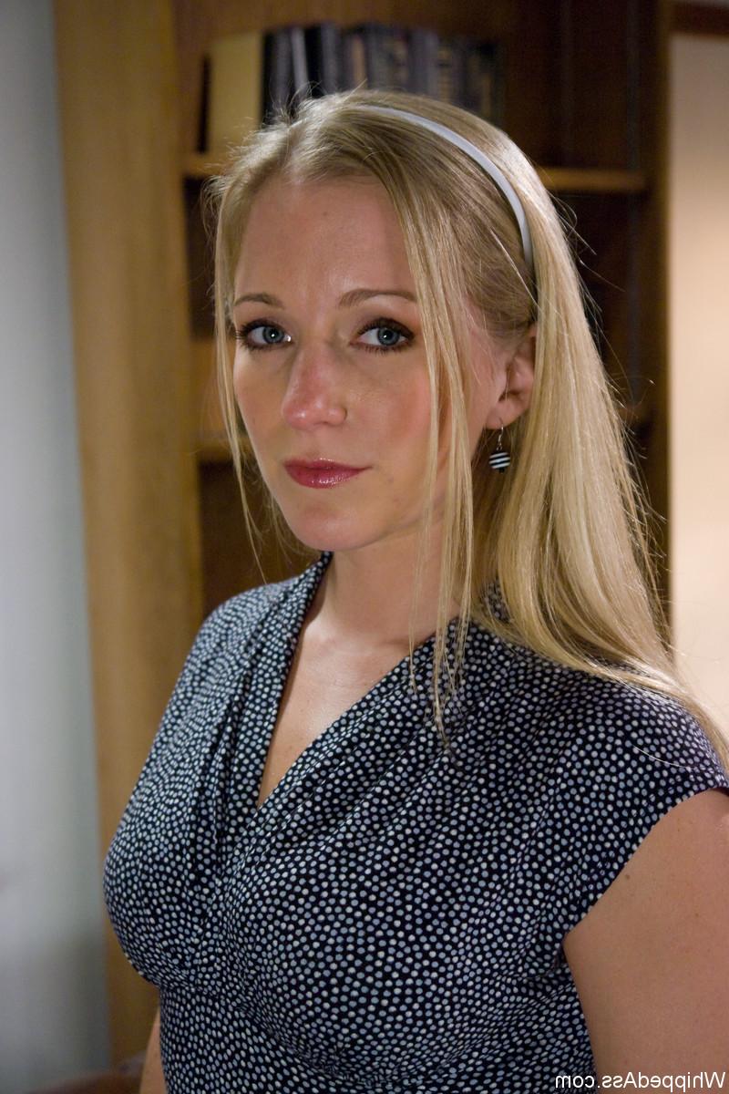 20P La maîtresse en chaleur Madeline Marlowe attache les cannes et les jouets de la blonde Dia Zerva.