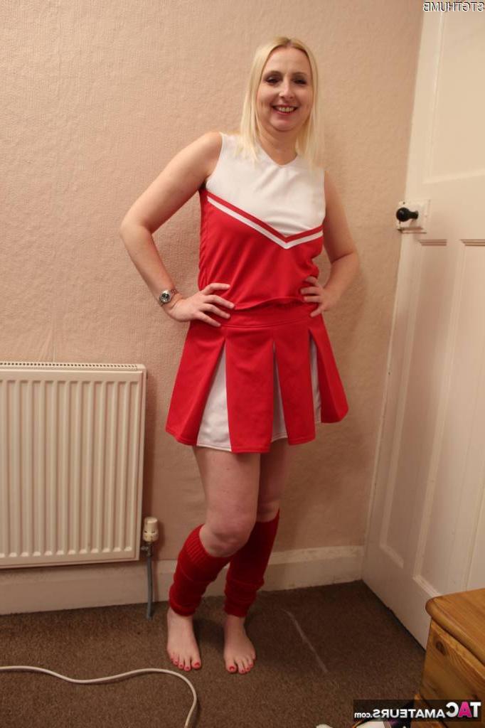 16P L'amatrice blonde Tracey Lain chevauche une bite sur un lit en tenue de pom-pom girl.