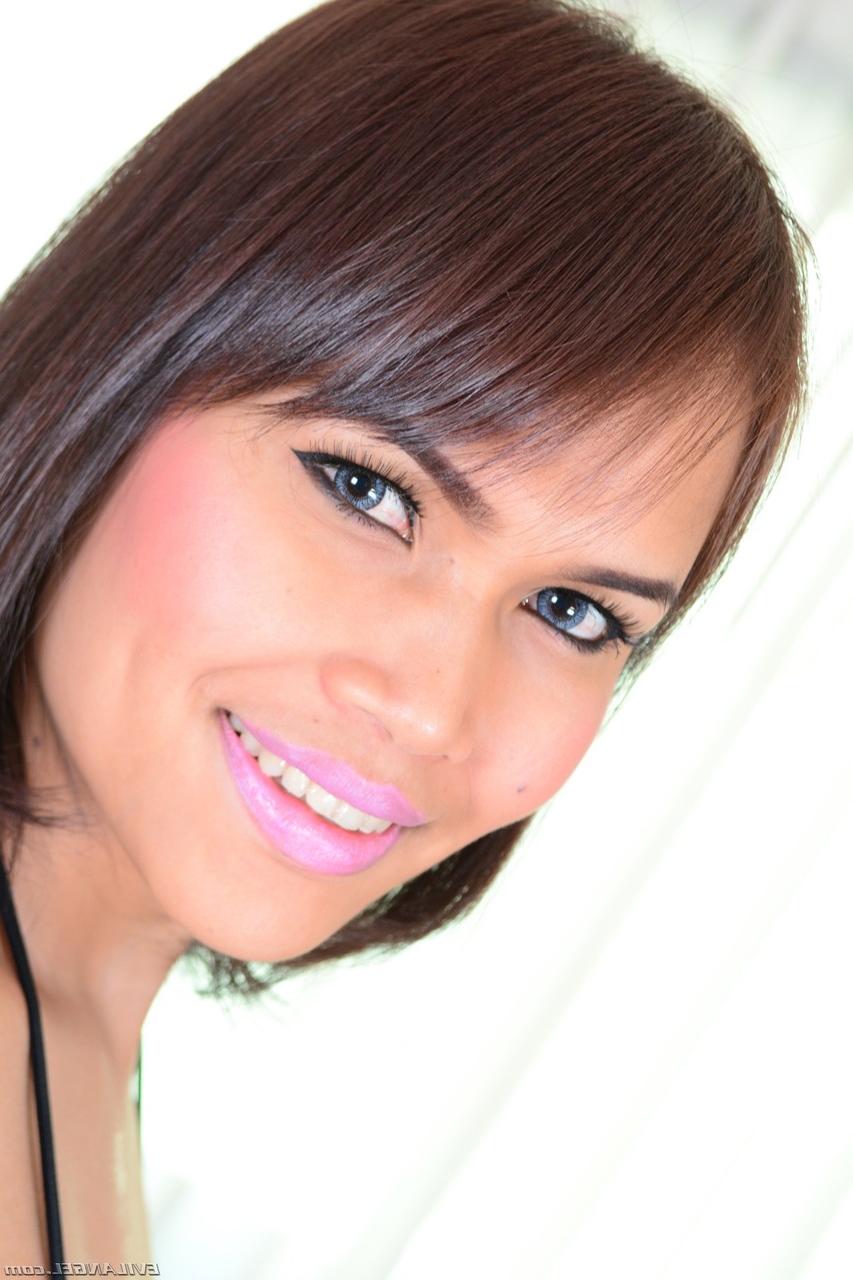 17P Ladyboy tailandês Jakki brinca com seu idiota boquiaberto enquanto ostenta uma ereção