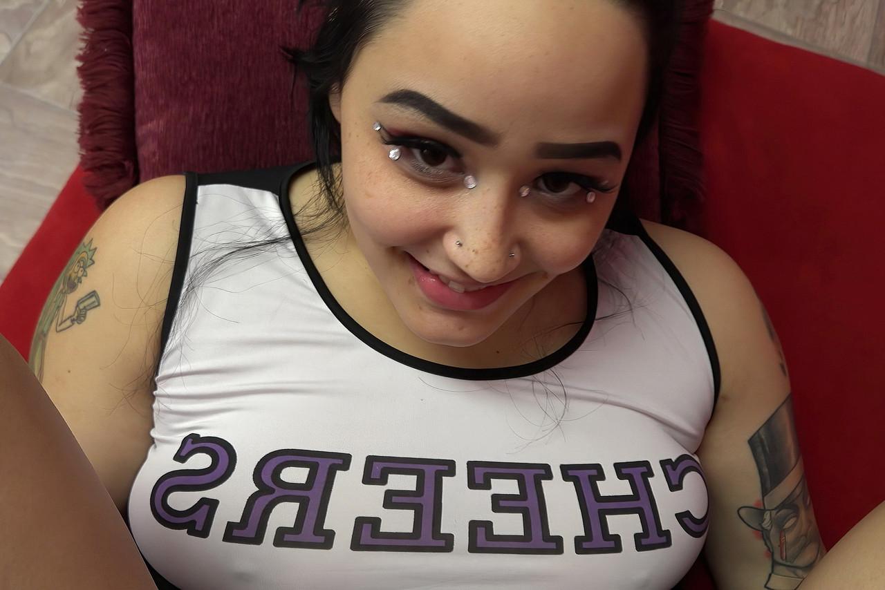 20P La pom-pom girl amateur Indigo Dances joue avec sa chatte gonflée avant de baiser en POV.