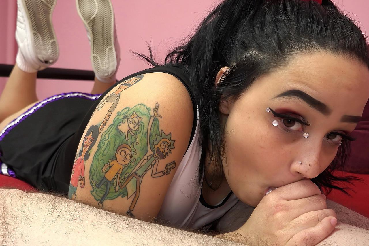 20P La pom-pom girl amateur Indigo Dances joue avec sa chatte gonflée avant de baiser en POV.
