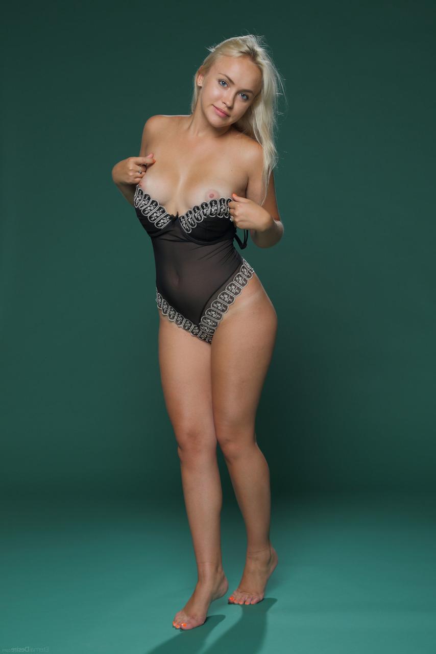 20P Beautiful babe Nyusha shows off her big ass & spreads her sweet pink pussy