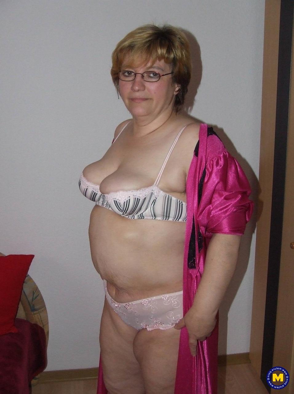 20P Die Amateur-BBW Sophie färbt ihre riesigen Titten und spreizt ihre fette Muschi