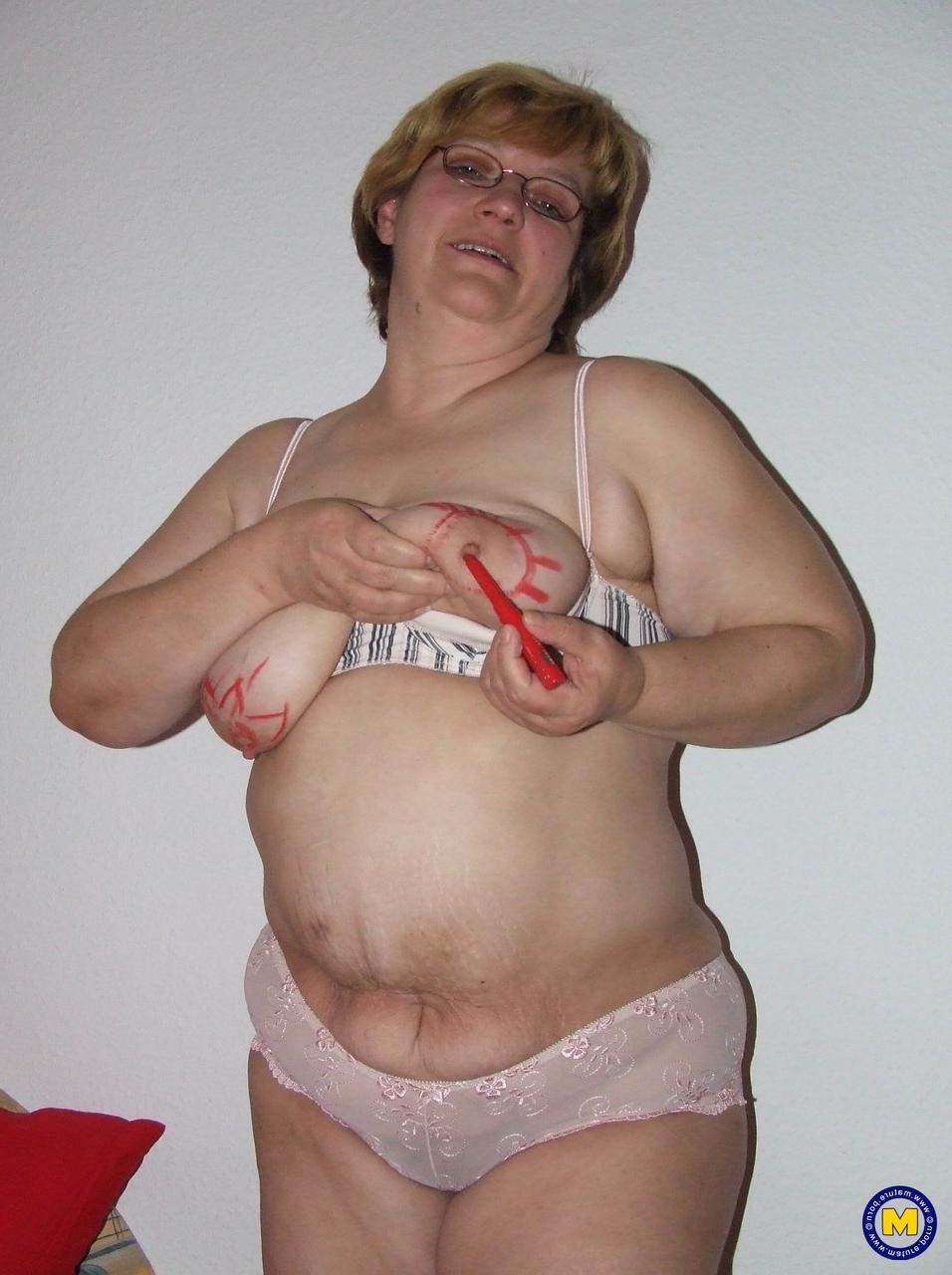 20P Die Amateur-BBW Sophie färbt ihre riesigen Titten und spreizt ihre fette Muschi