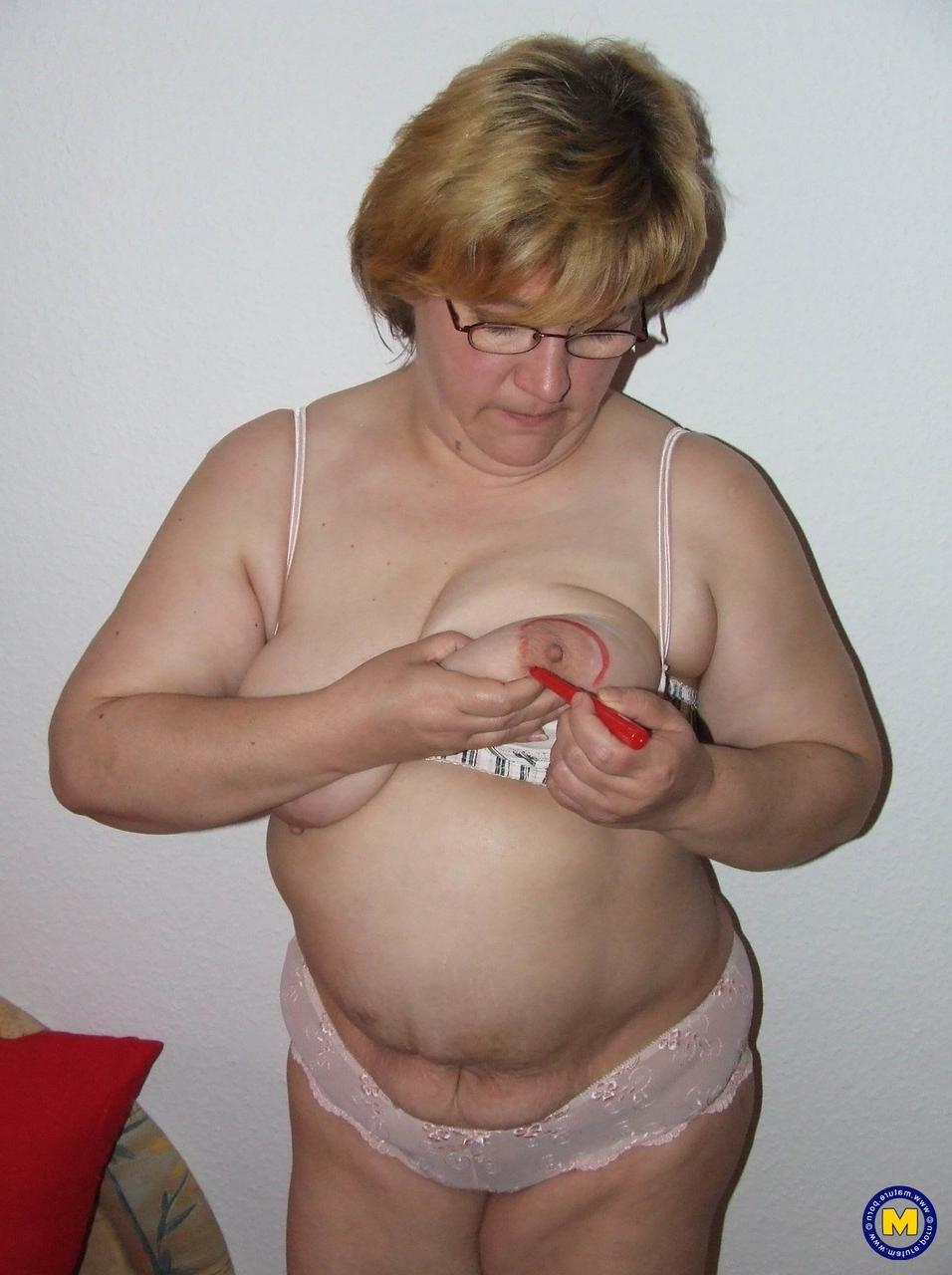 20P Die Amateur-BBW Sophie färbt ihre riesigen Titten und spreizt ihre fette Muschi
