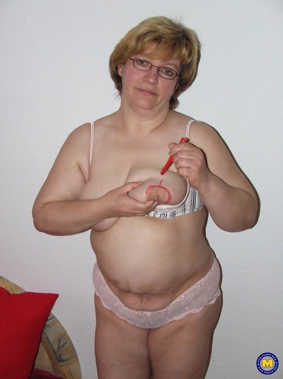 20P Die Amateur-BBW Sophie färbt ihre riesigen Titten und spreizt ihre fette Muschi