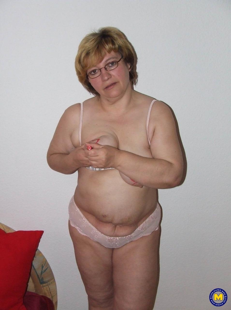 20P Die Amateur-BBW Sophie färbt ihre riesigen Titten und spreizt ihre fette Muschi