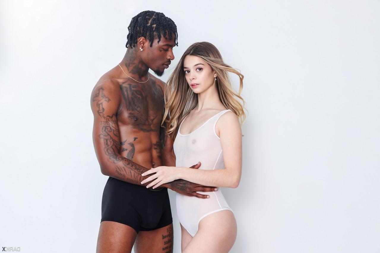 15P La rubia Molly Little tiene sexo con una enorme polla negra