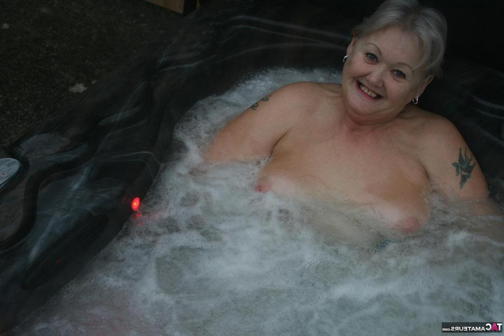 20P Old woman Valgasmic Exposed plays with her breasts while hot tubbing
