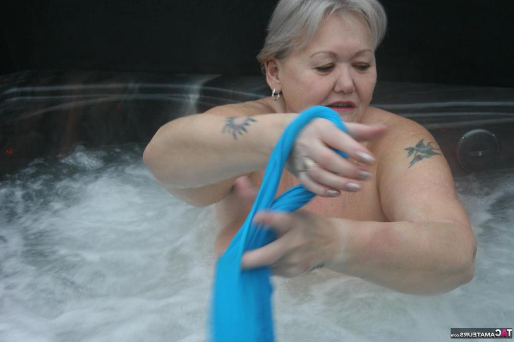 20P Old woman Valgasmic Exposed plays with her breasts while hot tubbing