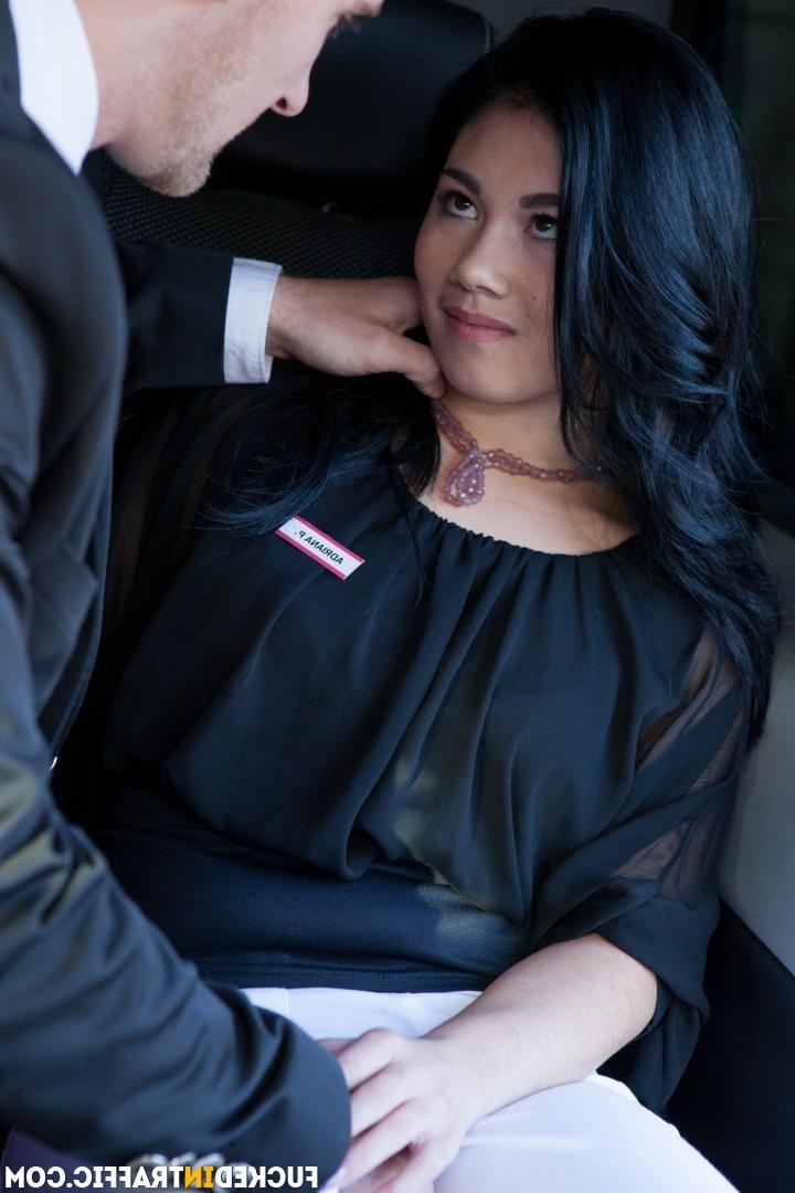 17P A encantadora jovem tcheca Adriana P acaricia e bate em seu motorista no banco de trás