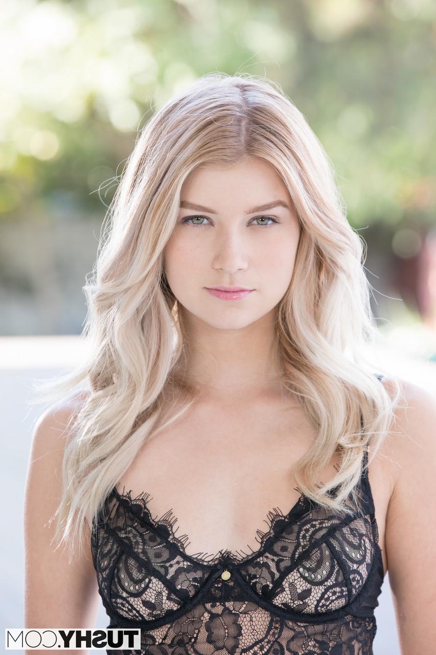 20P Lindas adolescentes loiras Karla Kush e Arya Fae compartilham coragem em um trio anal
