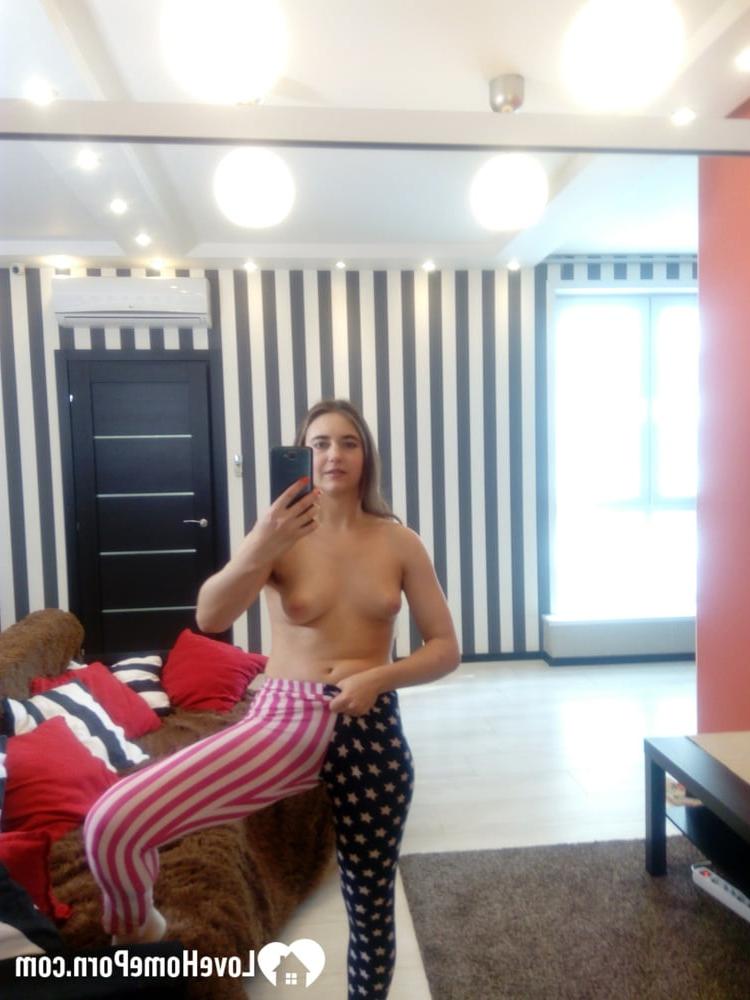 20P Nena amateur muestra su botín y su coño recortado mientras se toma selfies desnuda