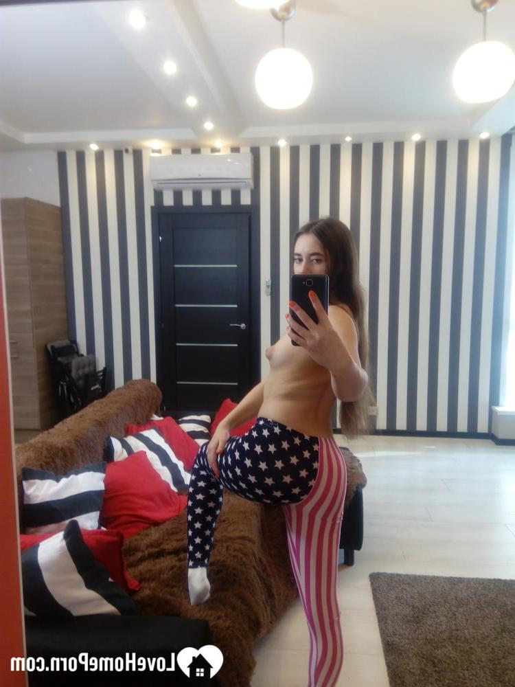 20P Nena amateur muestra su botín y su coño recortado mientras se toma selfies desnuda