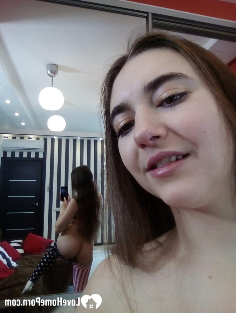 20P Nena amateur muestra su botín y su coño recortado mientras se toma selfies desnuda