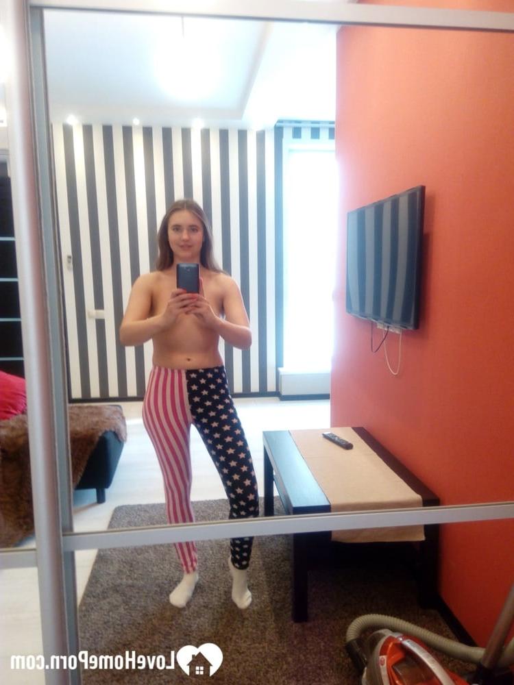 20P Nena amateur muestra su botín y su coño recortado mientras se toma selfies desnuda