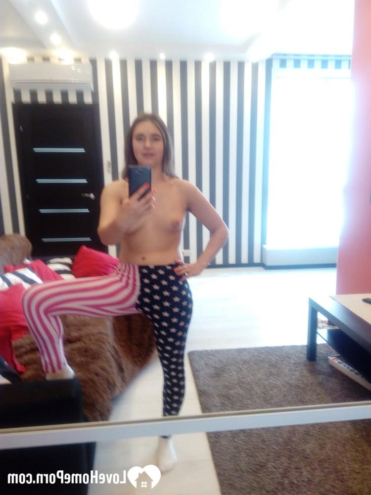 20P Nena amateur muestra su botín y su coño recortado mientras se toma selfies desnuda