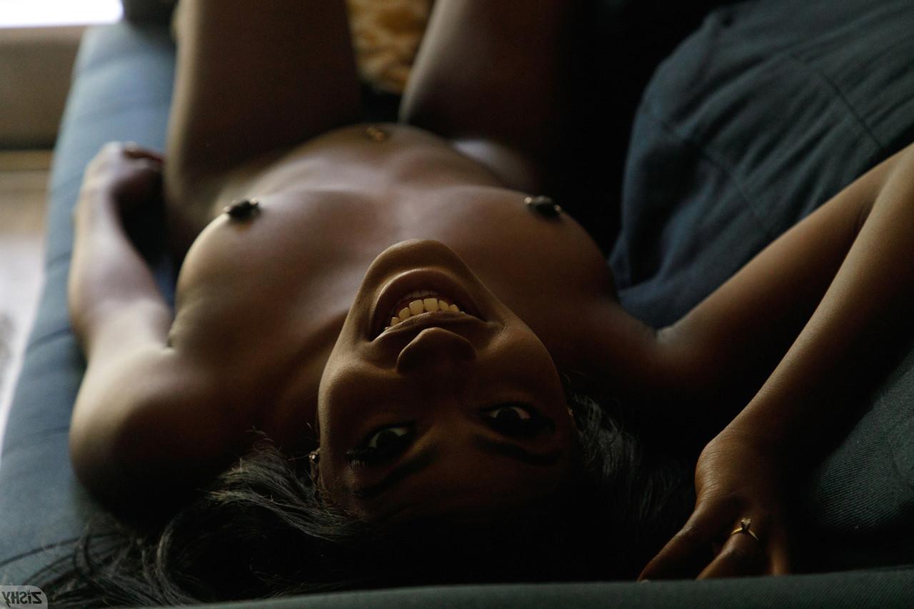 12P A gata de ébano nua Kelsey Jones mostra sua bunda apertada e seus peitos pequenos