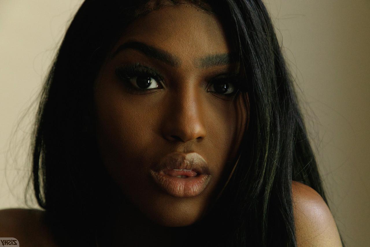 12P A gata de ébano nua Kelsey Jones mostra sua bunda apertada e seus peitos pequenos