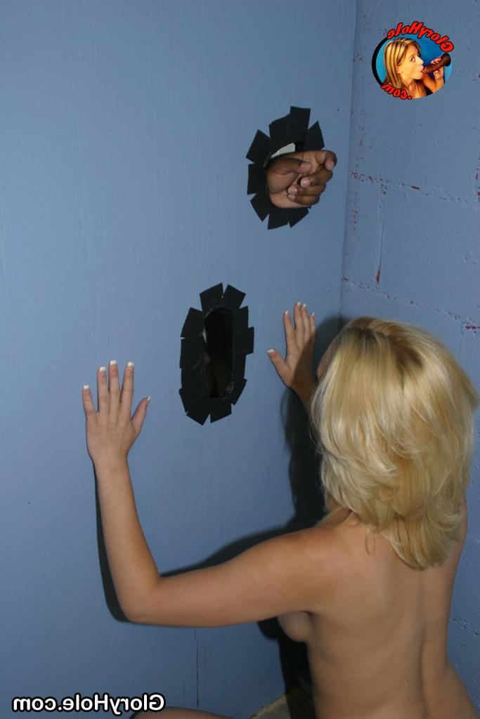 17P Die vollbusige Tiffany Rose entdeckt einen schwarzen Schwanz am Gloryhole und lutscht ihn