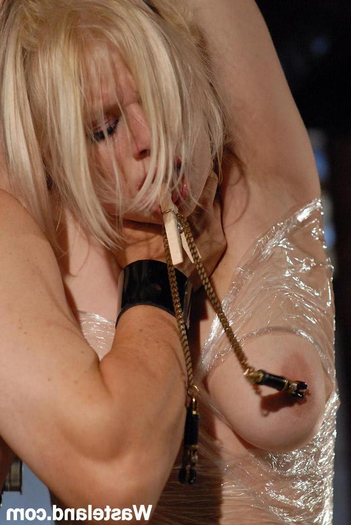 16P Die nackte Blondine Sicilia wird bei harten BDSM-Sexspielen in Plastik eingewickelt und gefickt