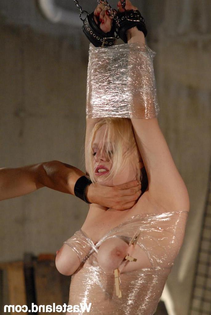16P Die nackte Blondine Sicilia wird bei harten BDSM-Sexspielen in Plastik eingewickelt und gefickt