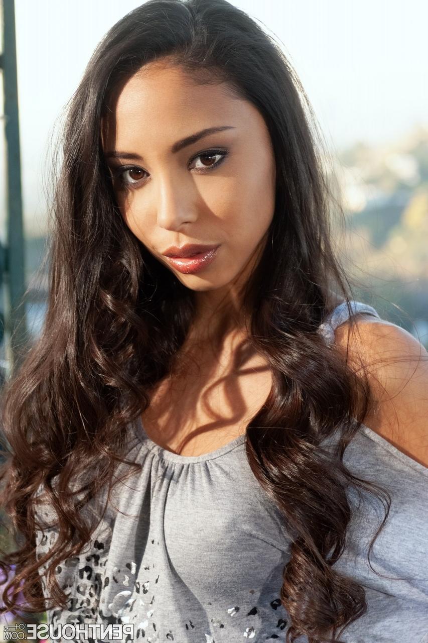 16P La morena latina alexis love muestra sus grandes tetas naturales y su coño al aire libre