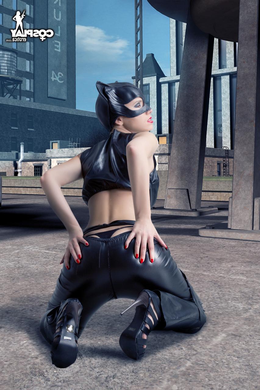 12P Une belle fille se déshabille dans une capuche Catwoman en cuir sur un toit