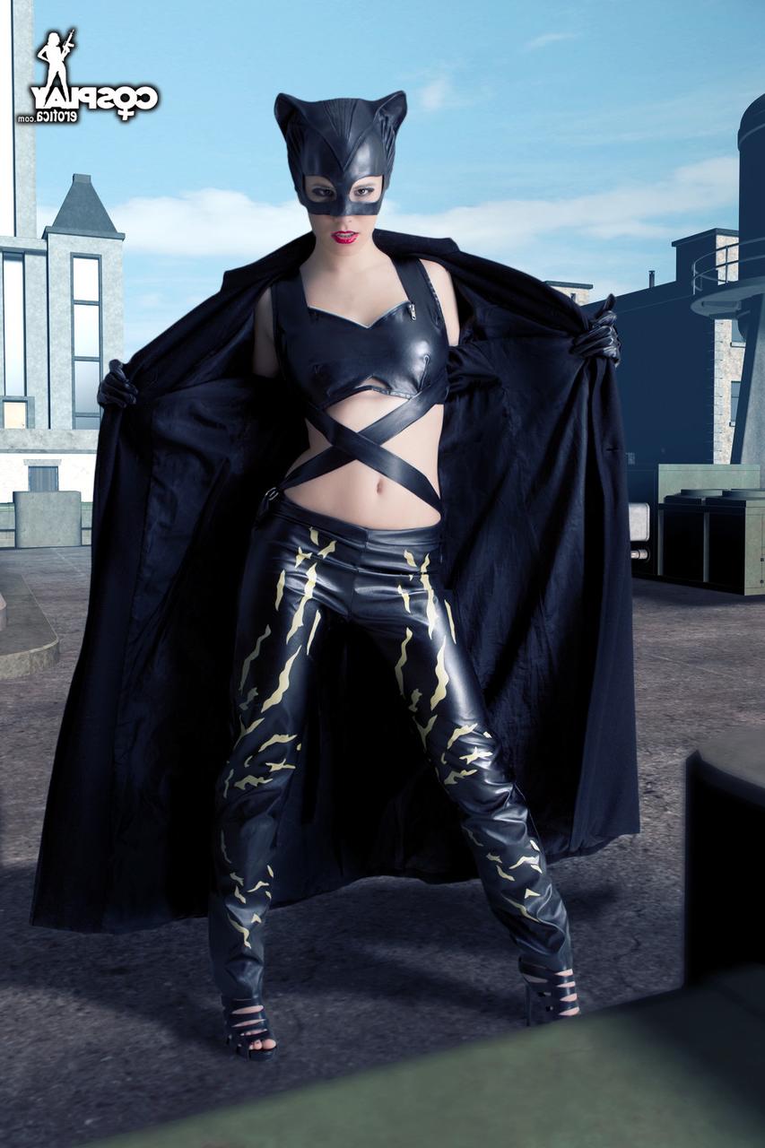 12P Une belle fille se déshabille dans une capuche Catwoman en cuir sur un toit