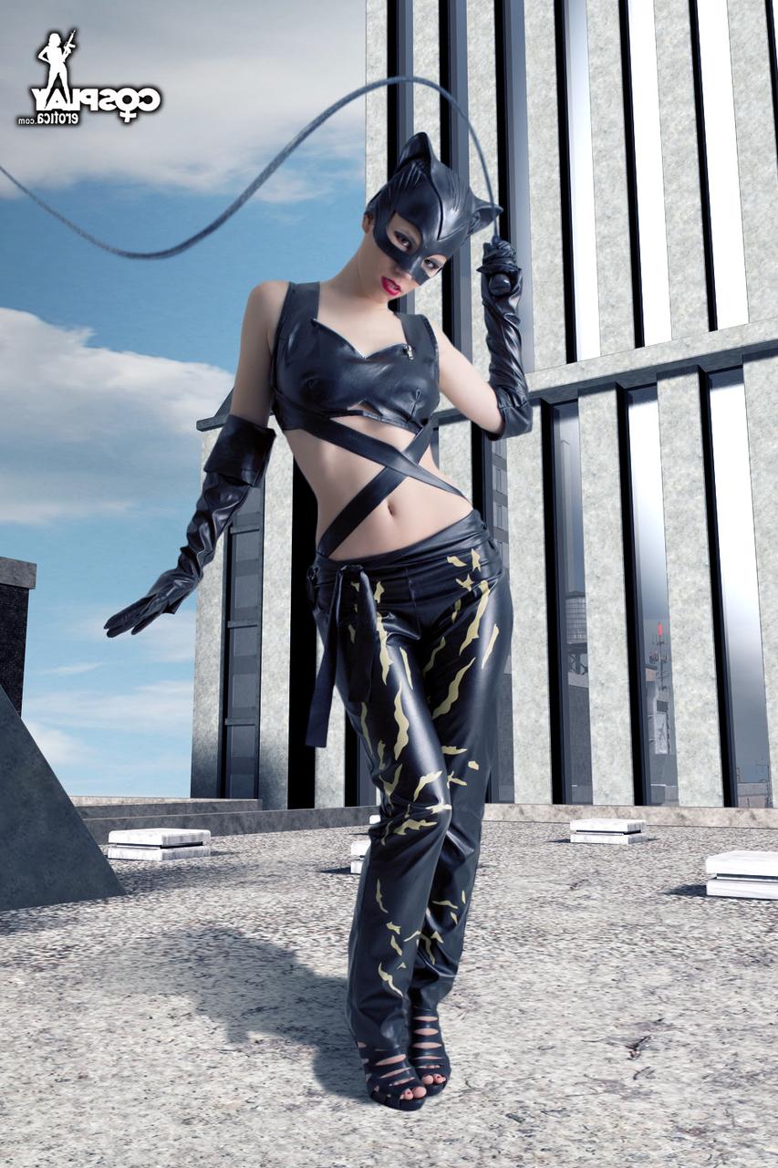 12P Une belle fille se déshabille dans une capuche Catwoman en cuir sur un toit