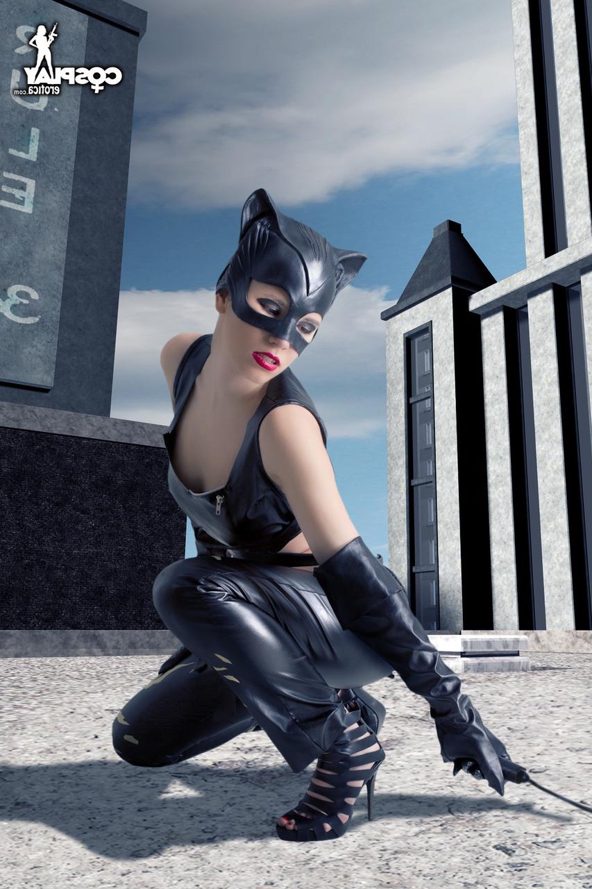 12P Une belle fille se déshabille dans une capuche Catwoman en cuir sur un toit