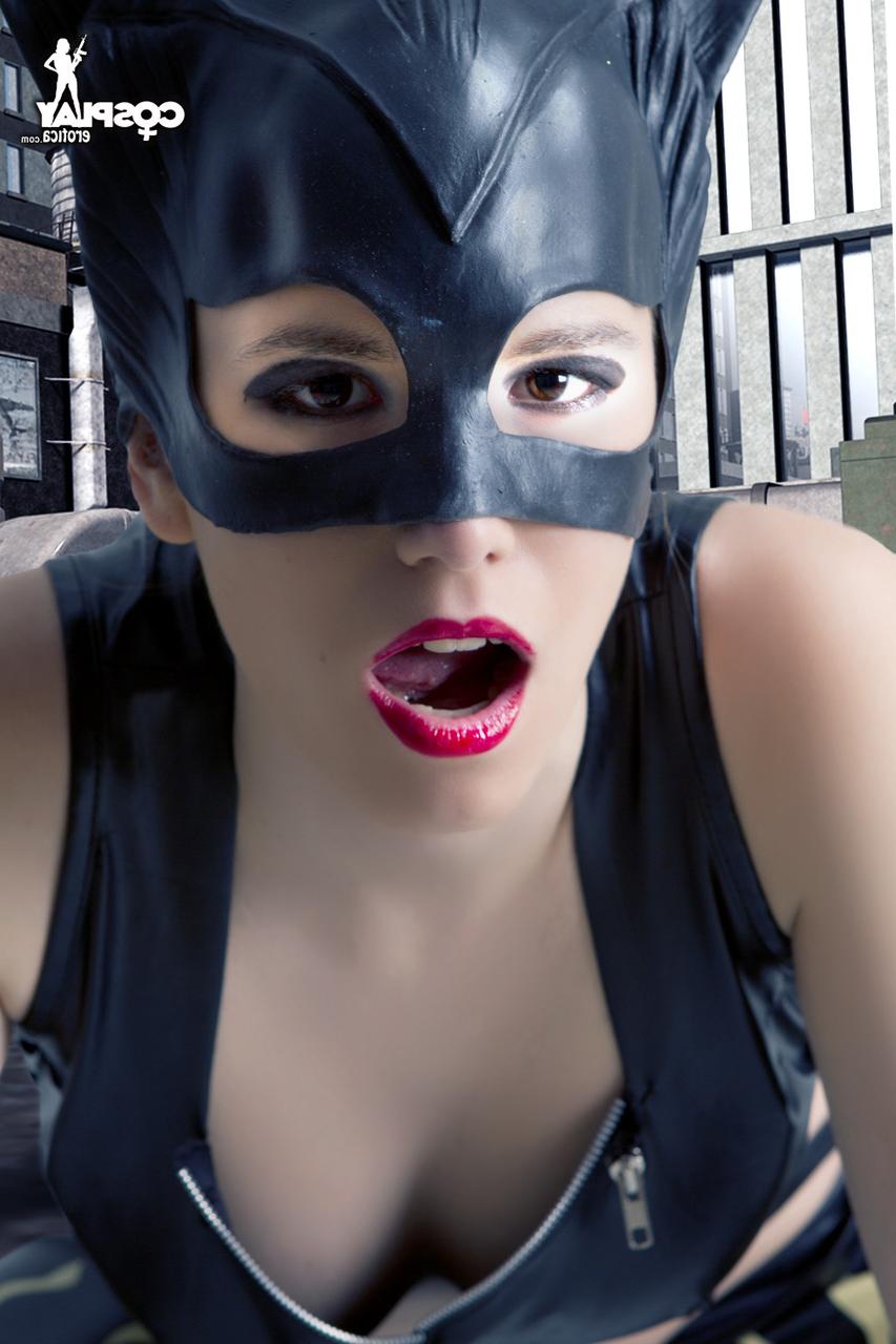 12P Une belle fille se déshabille dans une capuche Catwoman en cuir sur un toit
