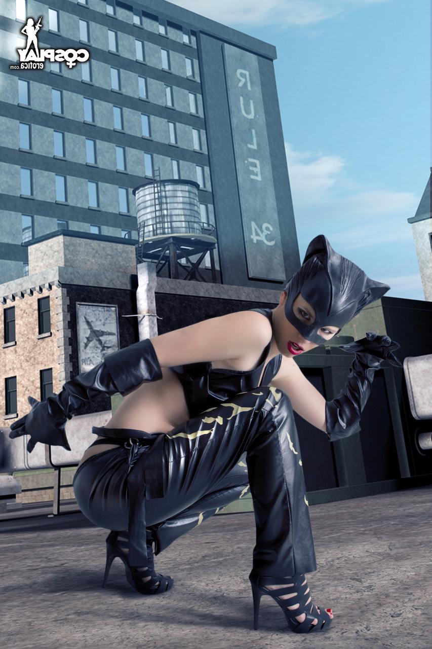 12P Une belle fille se déshabille dans une capuche Catwoman en cuir sur un toit