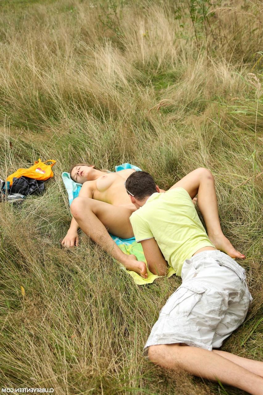 20P Adolescente apenas legal con grandes tetas Adelle recibe una buena polla al aire libre