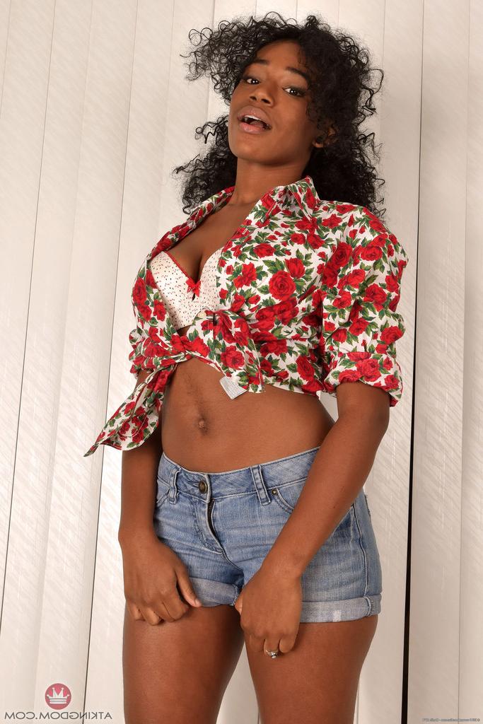 16P Ebony amateur Rea Quinn flaunts her big tits and butt after disrobing