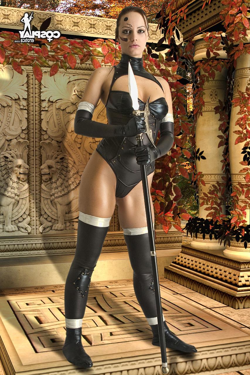 12P Garota solo libera seu grande corpo com roupas de cosplay